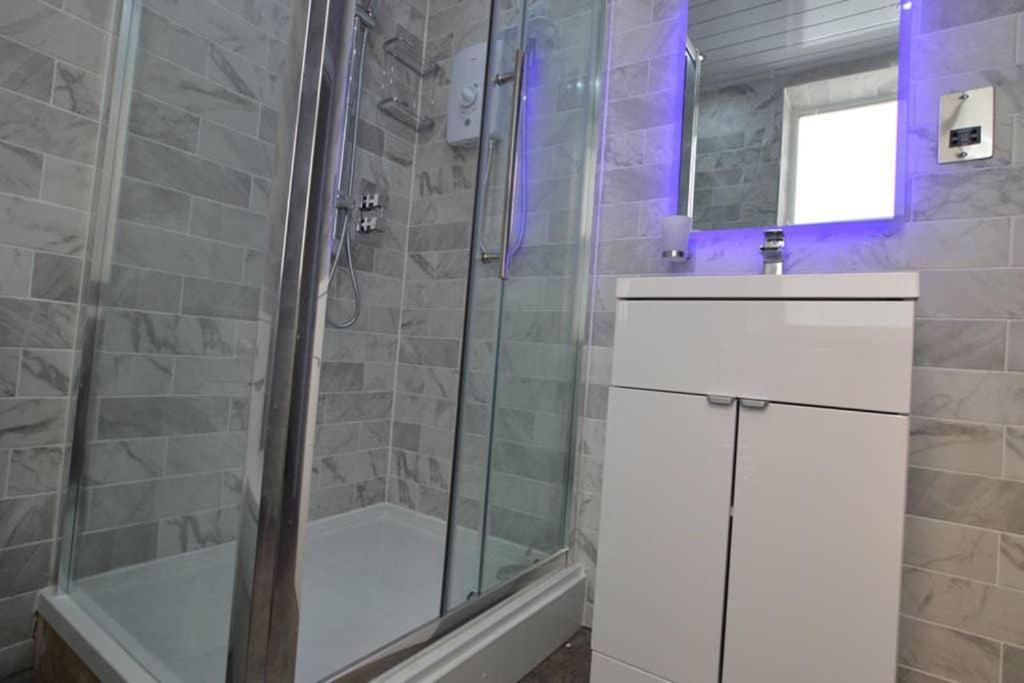 Morden Central Self Contained Flat By Cozynest レディング エクステリア 写真