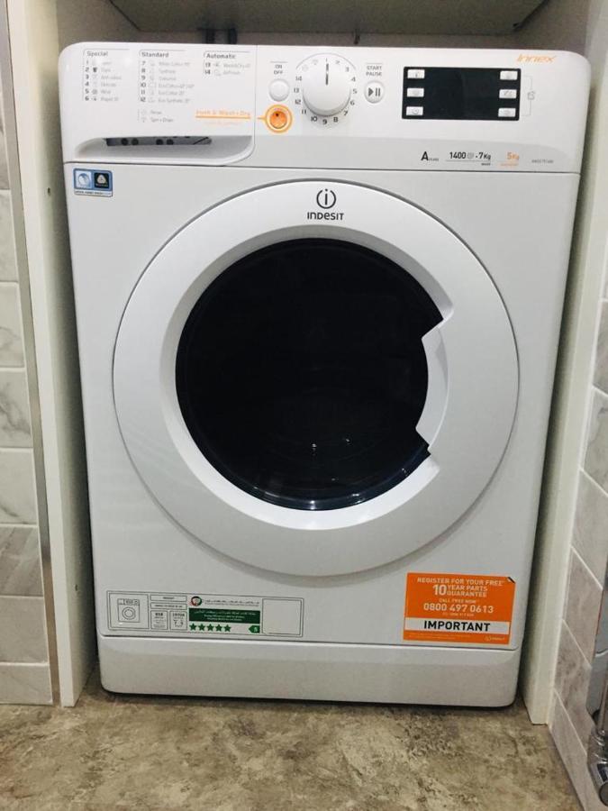 Morden Central Self Contained Flat By Cozynest レディング エクステリア 写真