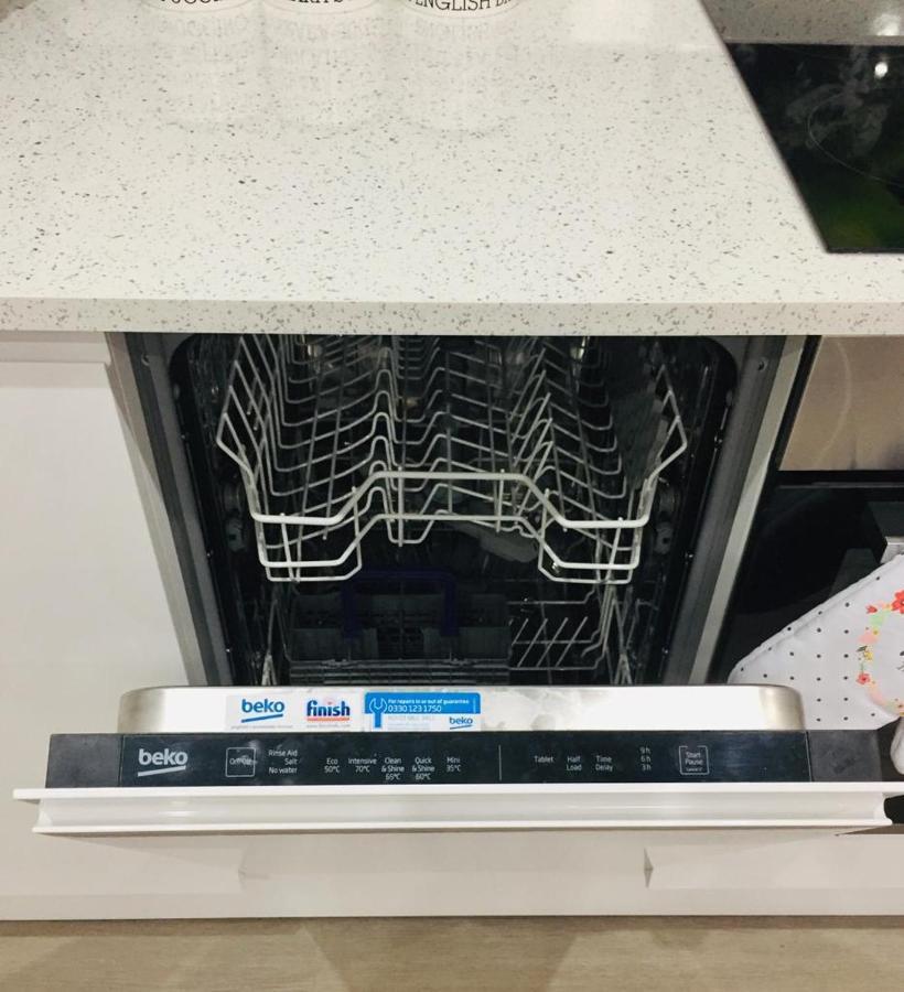 Morden Central Self Contained Flat By Cozynest レディング エクステリア 写真