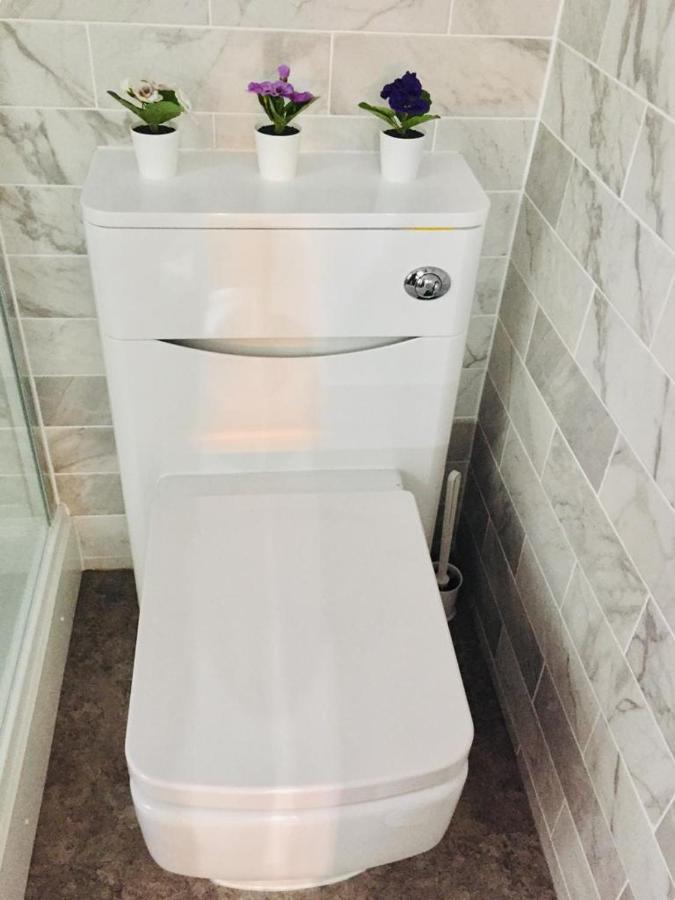 Morden Central Self Contained Flat By Cozynest レディング エクステリア 写真