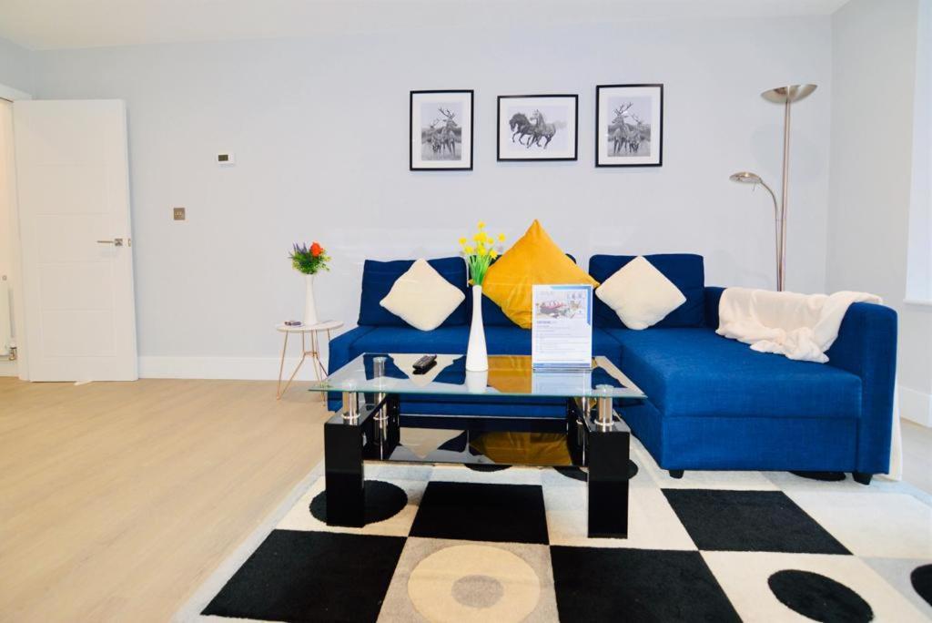 Morden Central Self Contained Flat By Cozynest レディング エクステリア 写真
