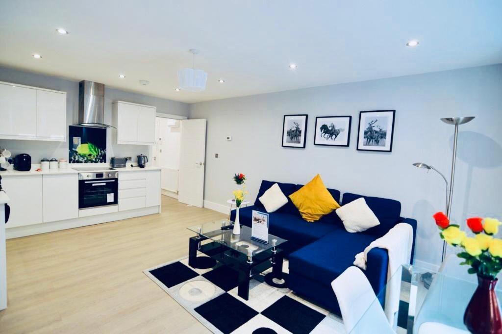 Morden Central Self Contained Flat By Cozynest レディング エクステリア 写真